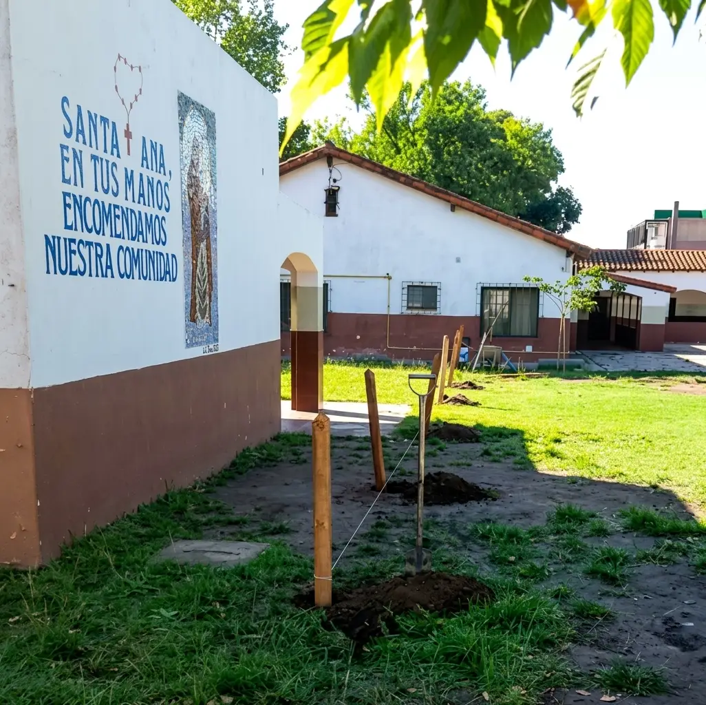 Postes de quebracho recién plantados en línea, antes de colocar el tejido, en el terreno de una parroquia