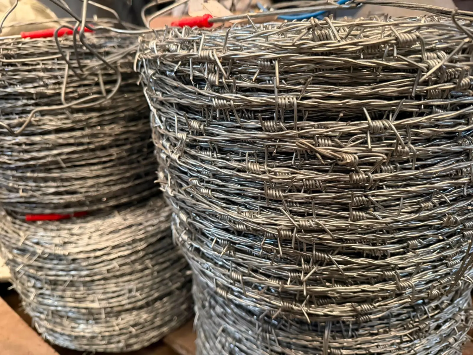 Rollos de alambre de púa galvanizado apilados en el depósito de Casa Ledesma, en Los Polvorines